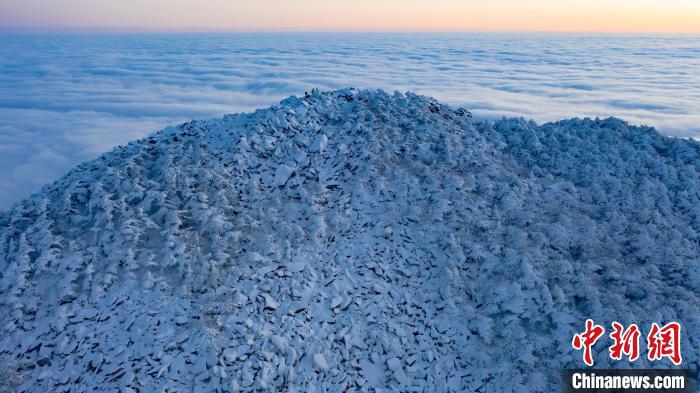 圖為積雪點(diǎn)綴秦嶺冰晶頂?！≈烊竾疑止珗@供圖