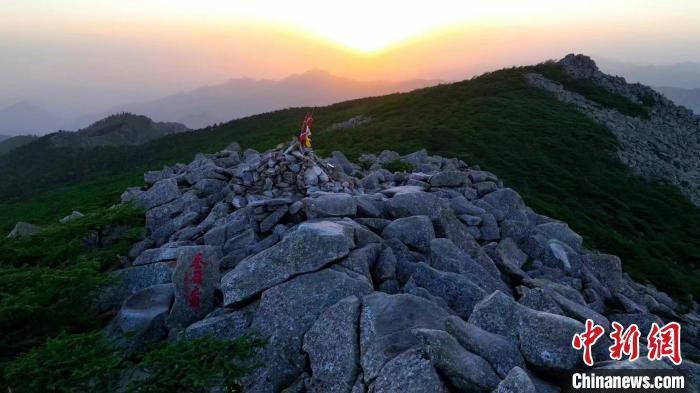 圖為“秦嶺之巔”冰晶頂?！≈烊竾?guó)家森林公園供圖
