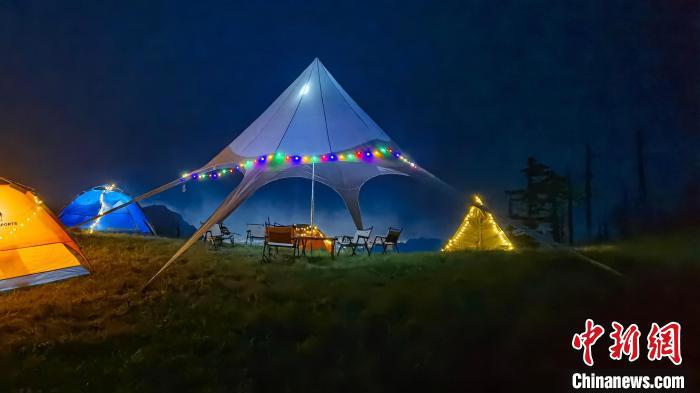 圖為游人在秦嶺山間露營(yíng)?！≈烊竾?guó)家森林公園供圖